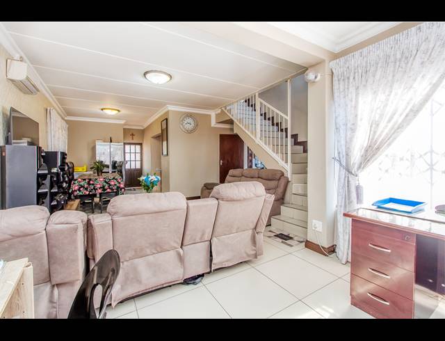 3 BEDROOM TOWNHOUSE RENTED IN RADIOKOP
